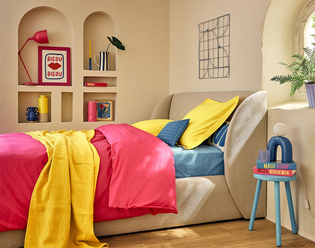 Lit coffre 140x190 cm sommier inclus en tissu Florina