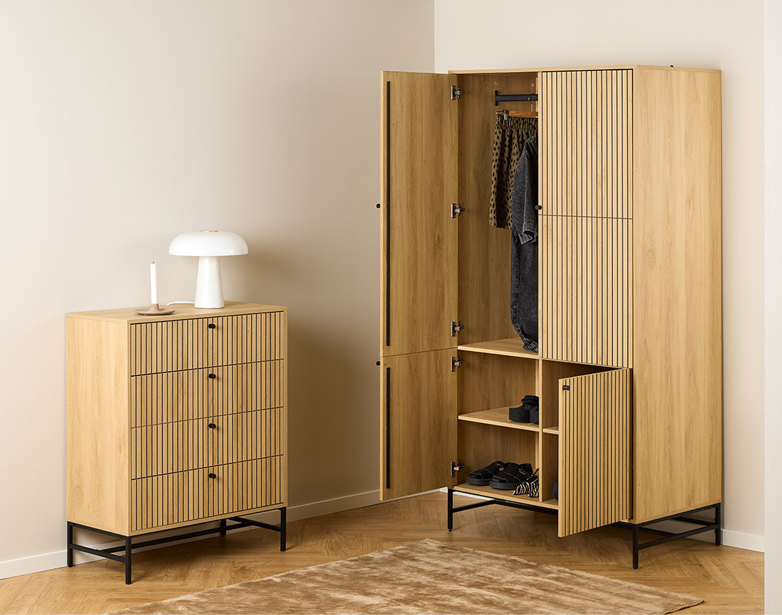 Armoire dressing avec 7 étagères et penderie bois et pieds métal Marc