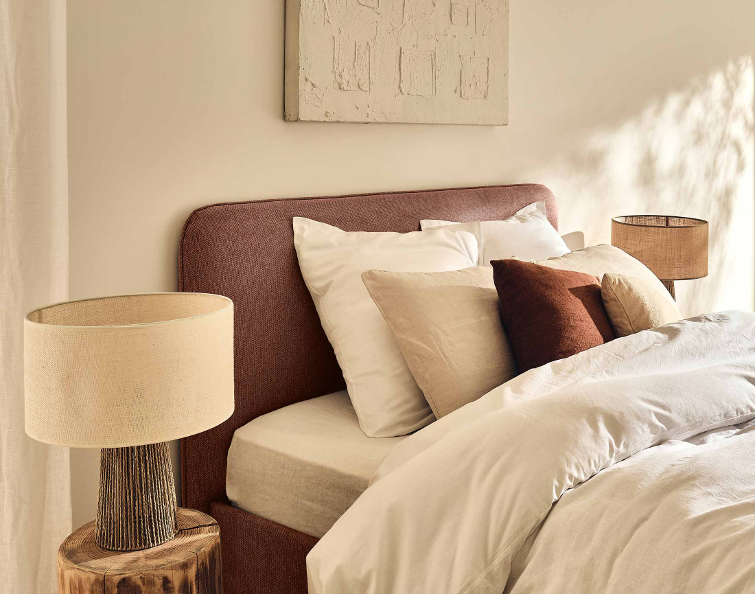 Lit coffre 140x190 cm avec sommier inclus en tissu Goyave