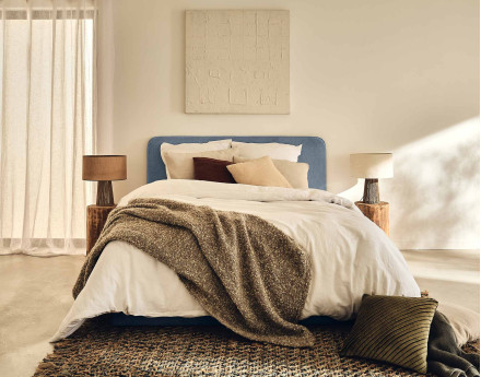 Lit coffre 140x190 cm avec sommier inclus en tissu Goyave