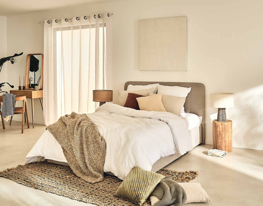 Lit coffre 140x190 cm avec sommier inclus en tissu Goyave