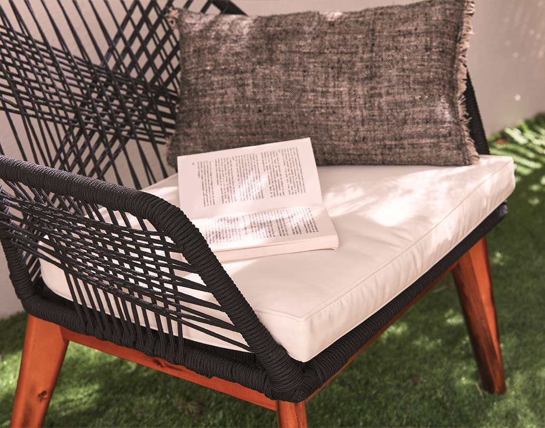 Izao - salon bas de jardin 2 places + table mosaïque - en corde noir et bois - coussins beiges