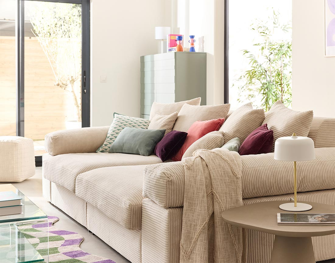 Canapé 4 places avec une assise profonde en velours côtelé