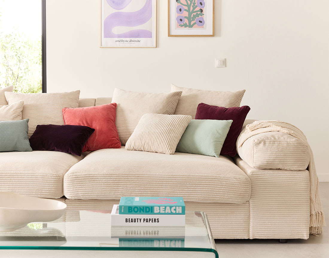 Canapé 4 places avec une assise profonde en velours côtelé