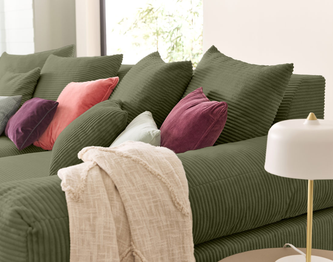 Canapé 4 places avec une assise profonde en velours côtelé