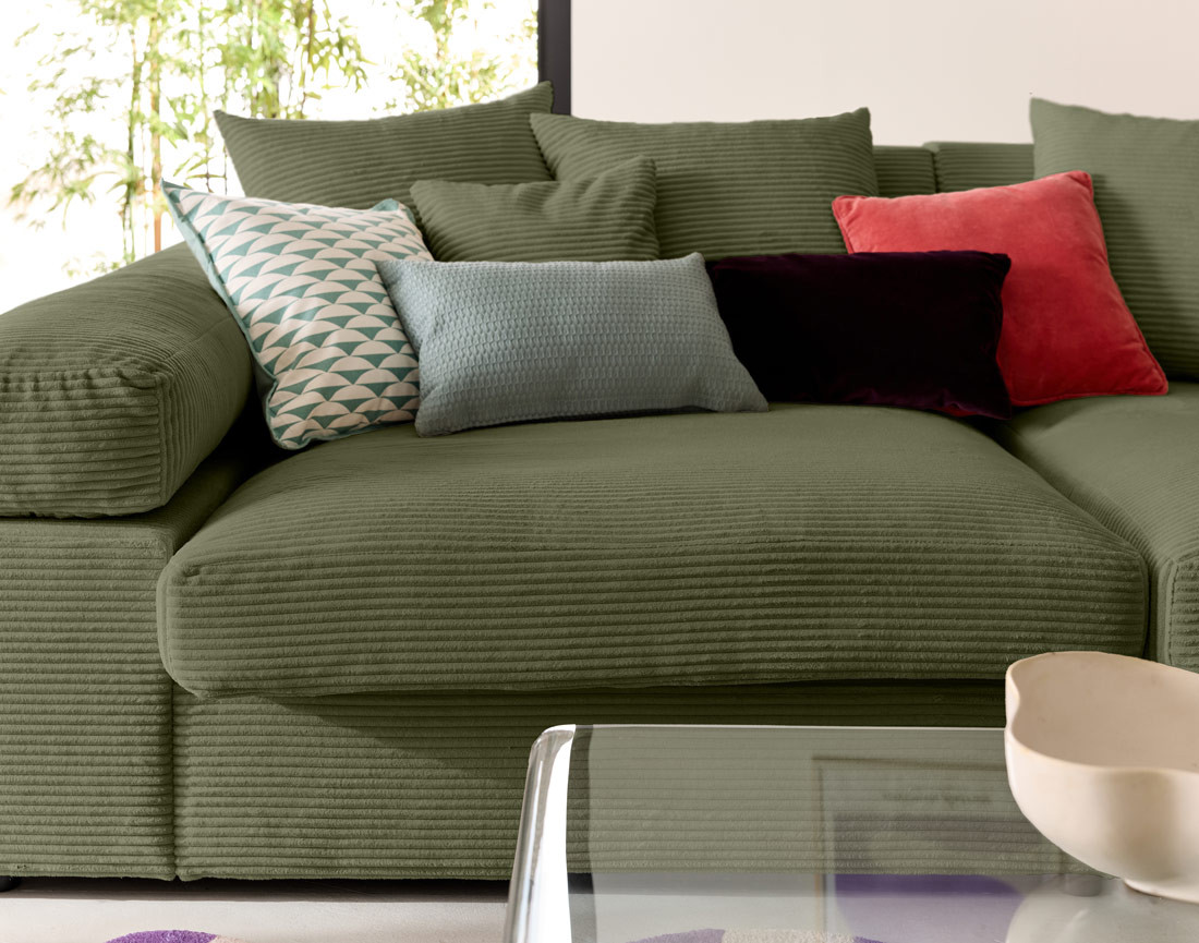 Canapé 4 places avec une assise profonde en velours côtelé