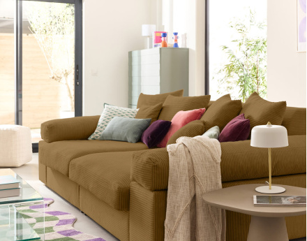 Canapé 4 places avec une assise profonde en velours côtelé