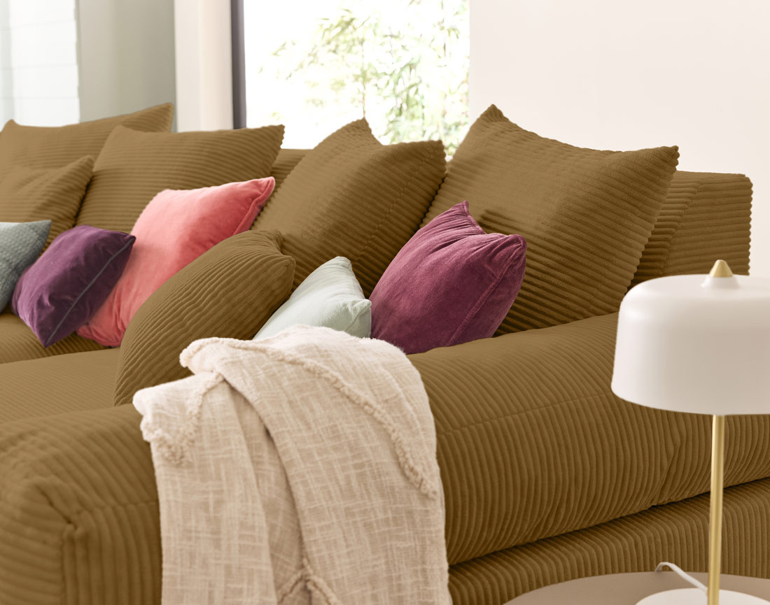 Canapé 4 places avec une assise profonde en velours côtelé