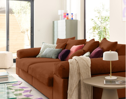 Canapé 4 places avec une assise profonde en velours côtelé