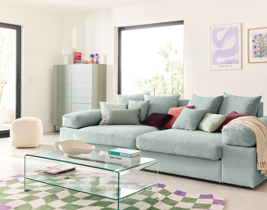 Canapé 4 places avec une assise profonde en velours côtelé