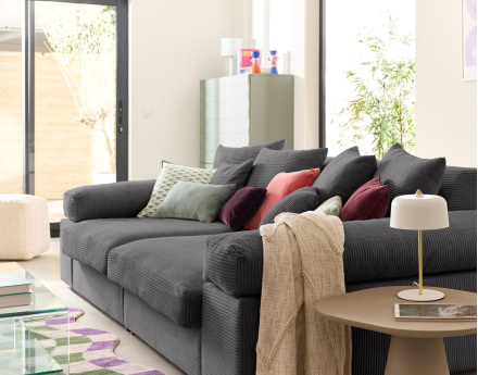 Canapé 4 places avec une assise profonde en velours côtelé