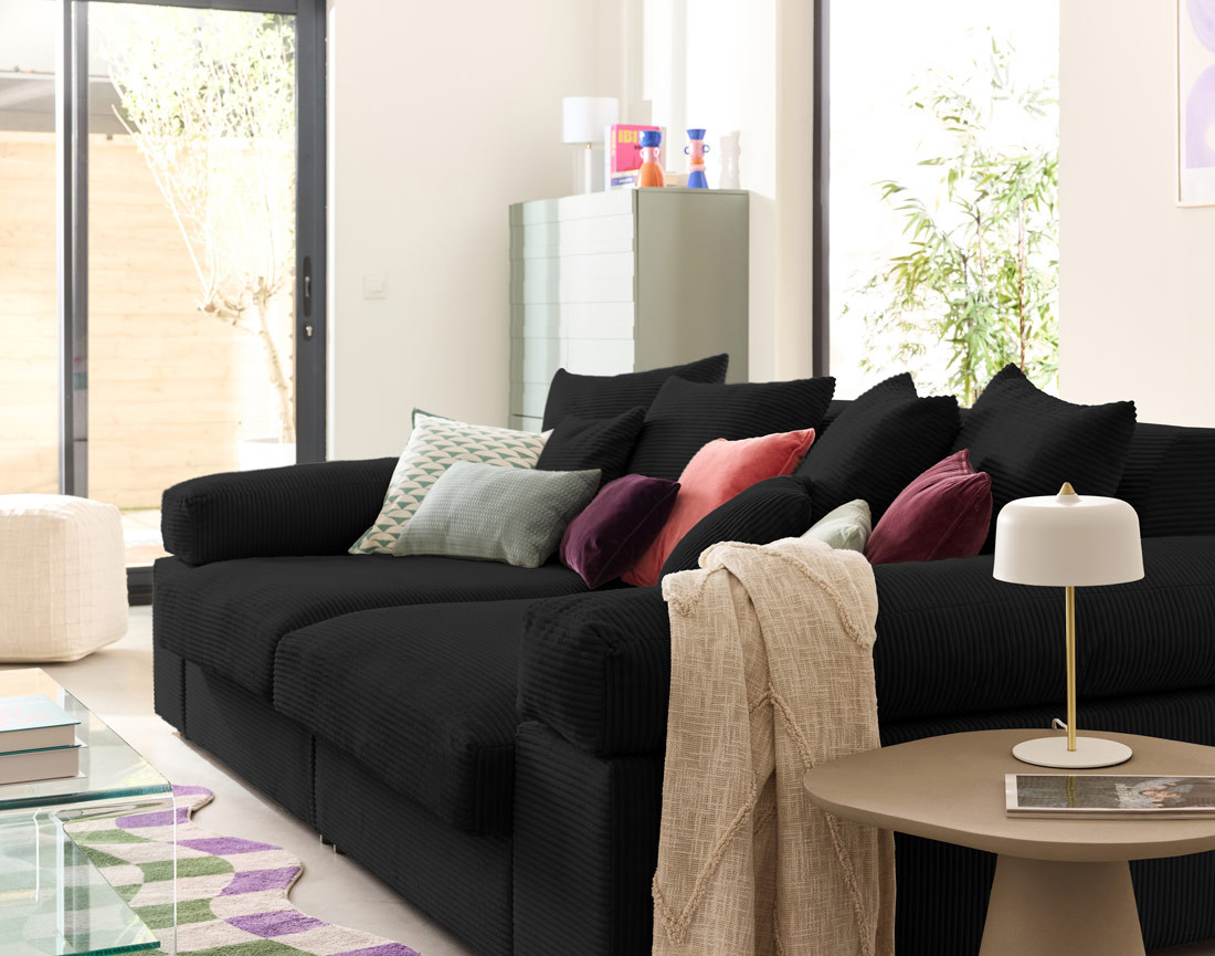 Canapé 4 places avec une assise profonde en velours côtelé