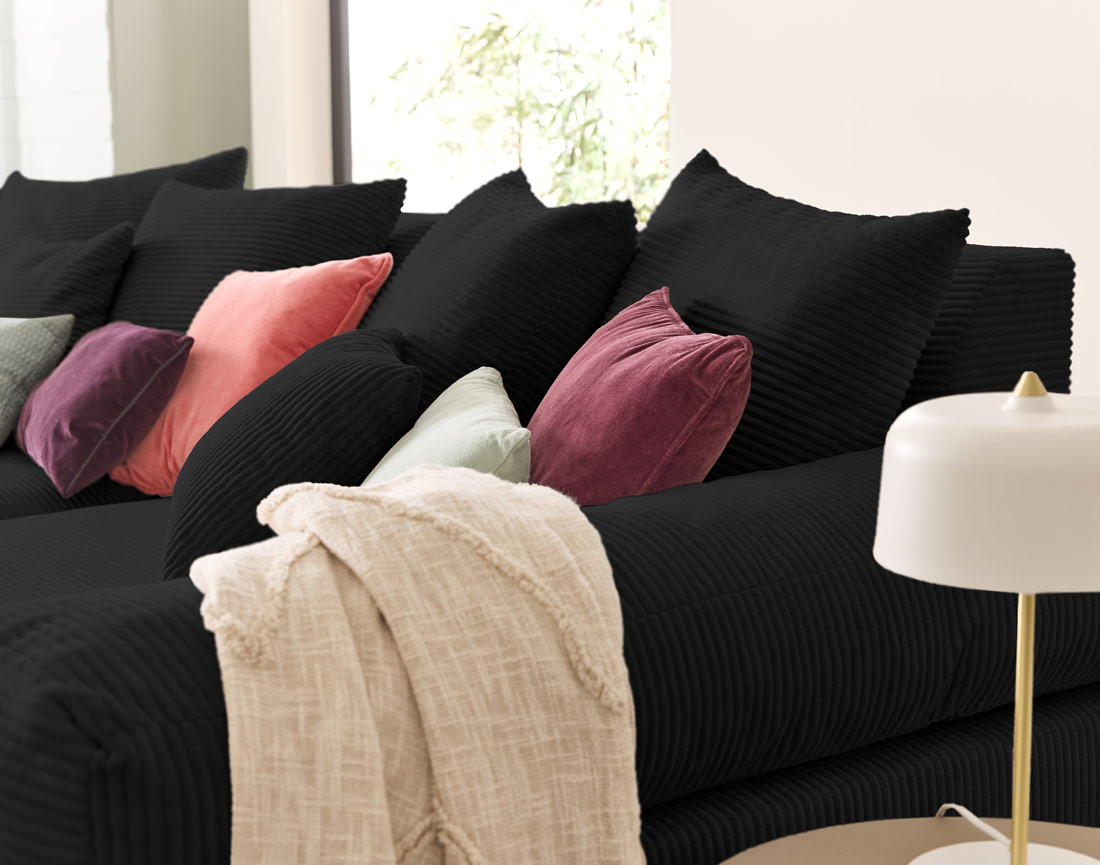 Canapé 4 places avec une assise profonde en velours côtelé