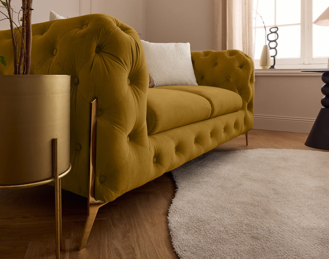 Canapé 2 places chesterfield en velours pieds en métal doré Camden