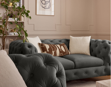 Canapé 2 places chesterfield en velours pieds en métal doré Camden