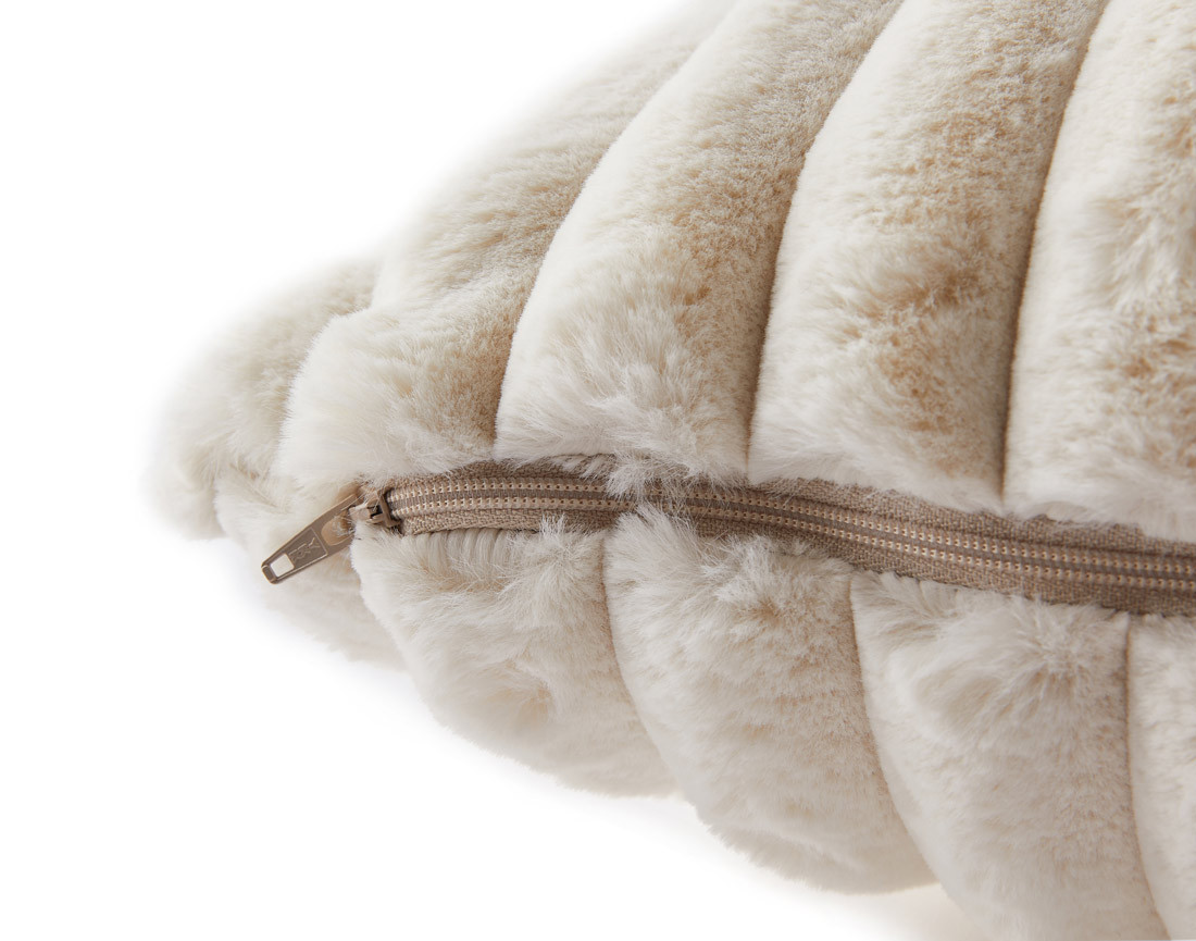 Coussin en fausse fourrure côtelé 50x50 cm Sierra