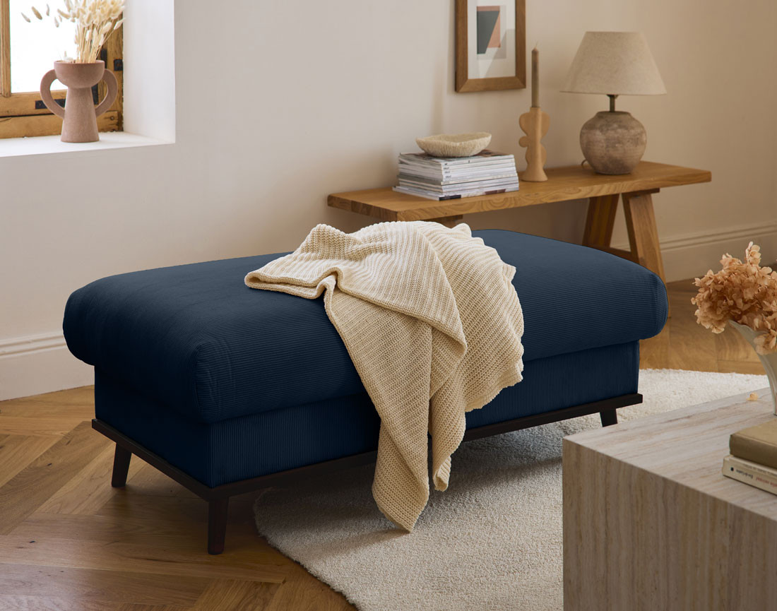 Pouf en velours côtelé pieds bois foncé - Albane