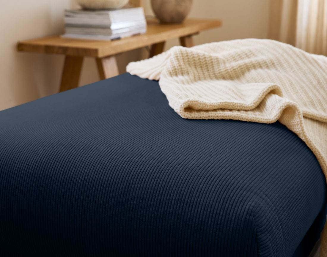 Pouf en velours côtelé pieds bois foncé - Albane