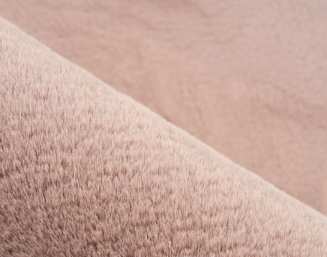 Tapis organique fausse fourrure rose Joy