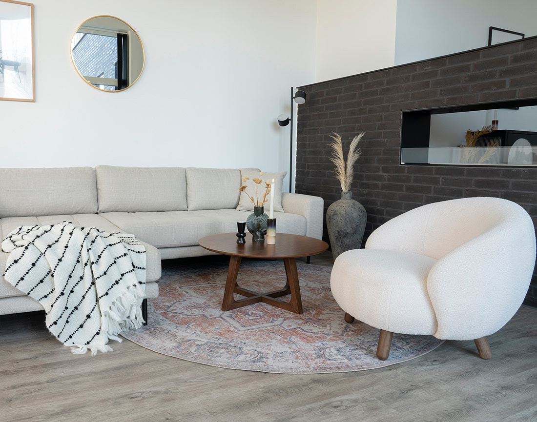 Fauteuil avec pieds en bois d'hévéa en tissu bouclette Nayeli