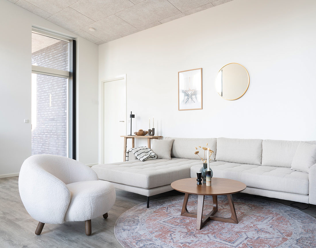 Fauteuil avec pieds en bois d'hévéa en tissu bouclette Nayeli