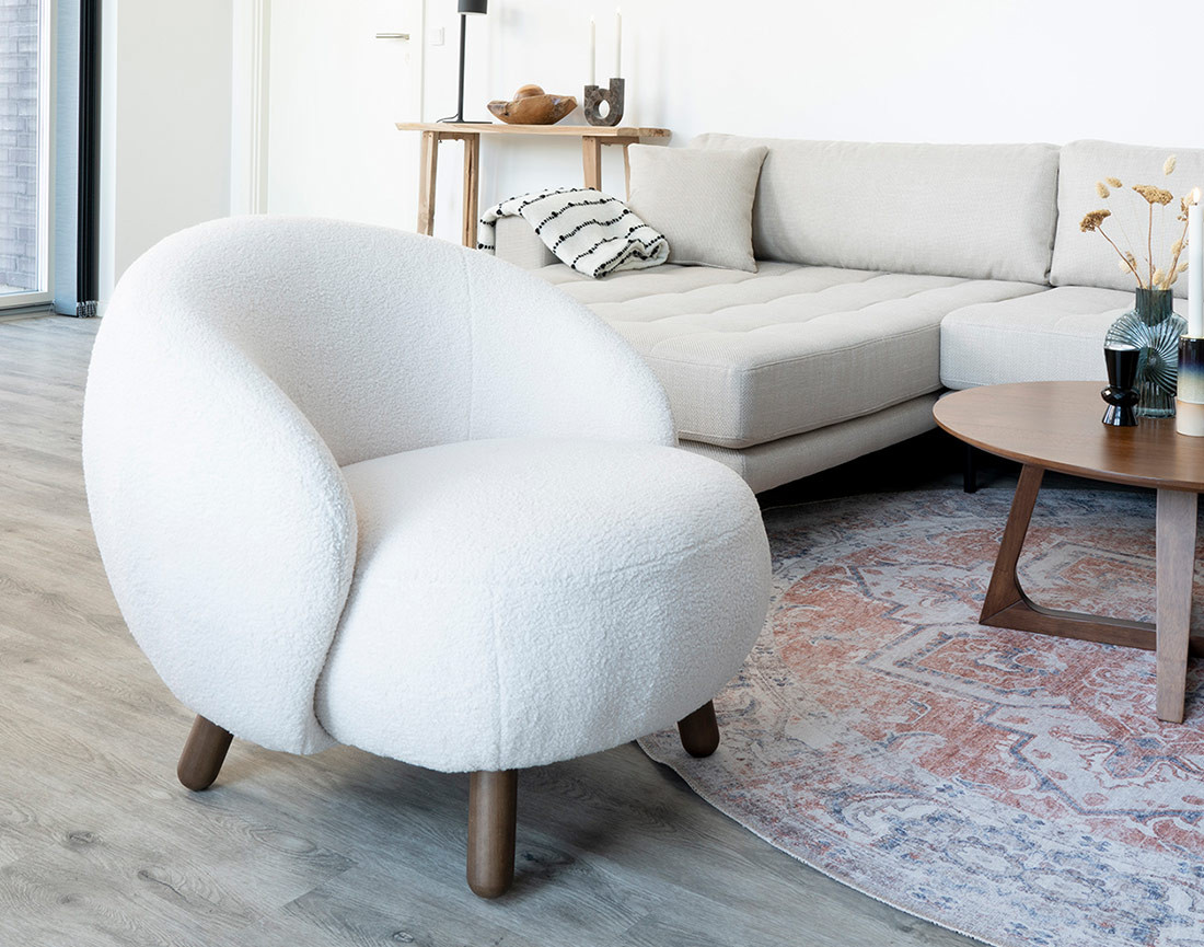 Fauteuil avec pieds en bois d'hévéa en tissu bouclette Nayeli