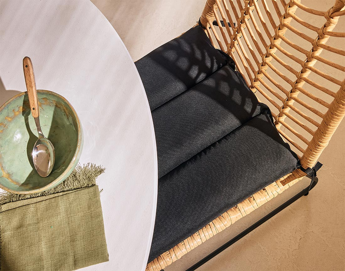 Lot de 4 chaises effet rotin bois et noir Forenza