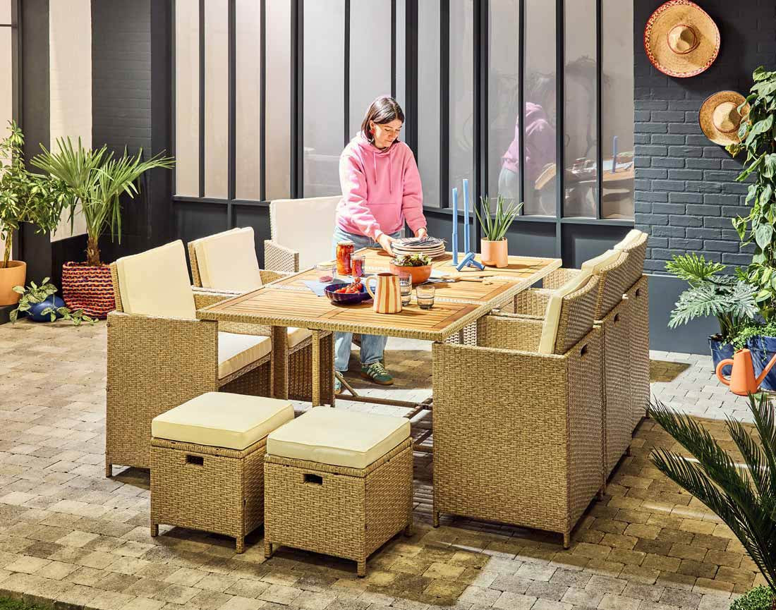 Salon de jardin encastrable en résine tressé beige 10 places coussins beige et housse de protection Cuba
