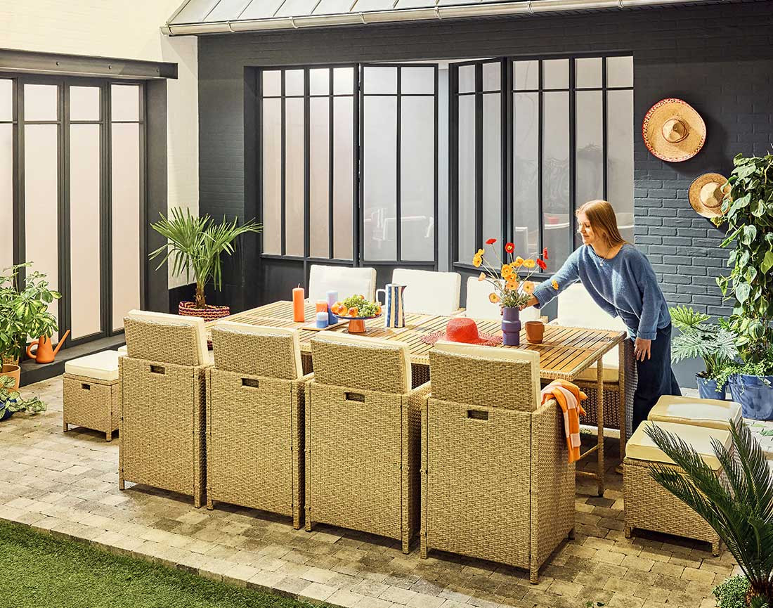 Salon de jardin encastrable en résine tressé beige 12 places coussins beige et housse de protection Cuba